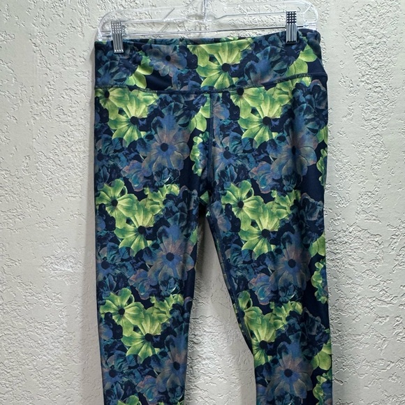 Fabletics Define PowerHold® Mid-Rise Capri Workout Pants Size L EUC - Picture 3 of 8